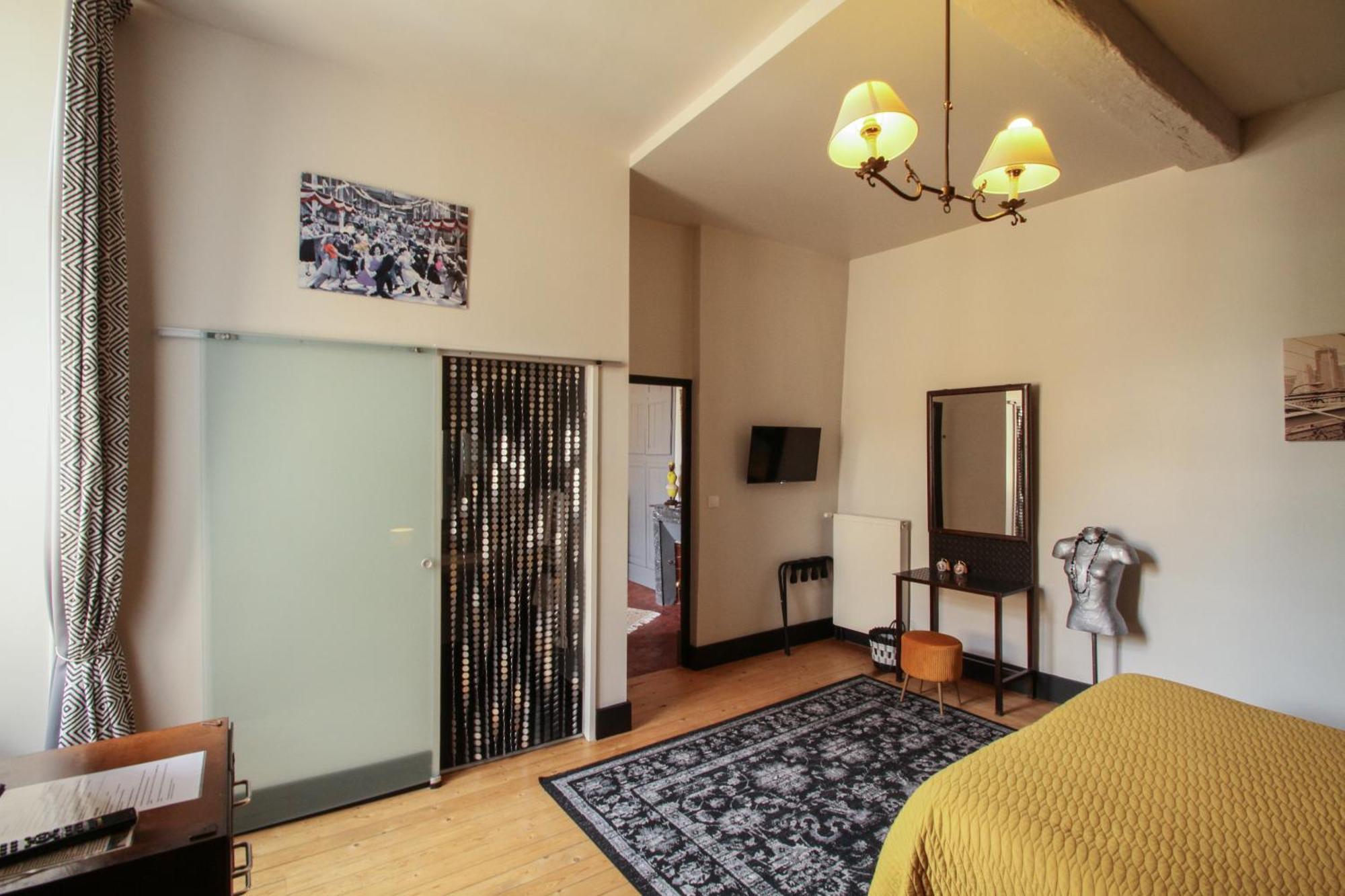 Le Prieure Hotel Noyers-sur-Serein Buitenkant foto