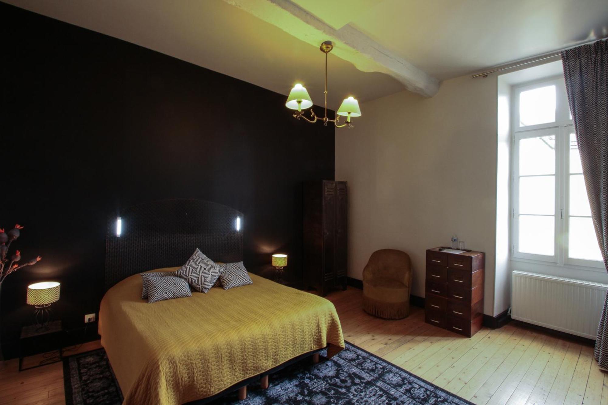 Le Prieure Hotel Noyers-sur-Serein Buitenkant foto