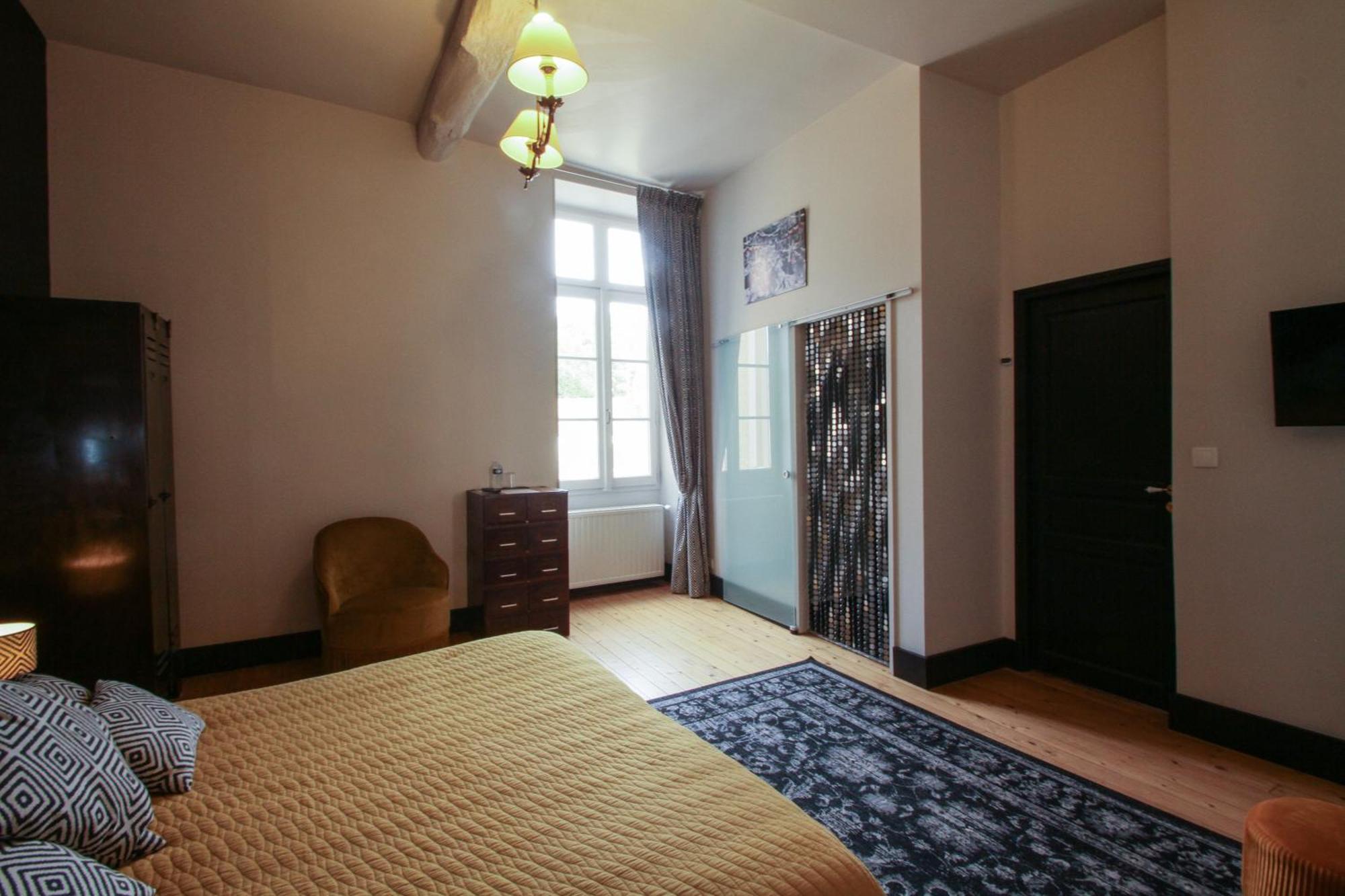 Le Prieure Hotel Noyers-sur-Serein Buitenkant foto