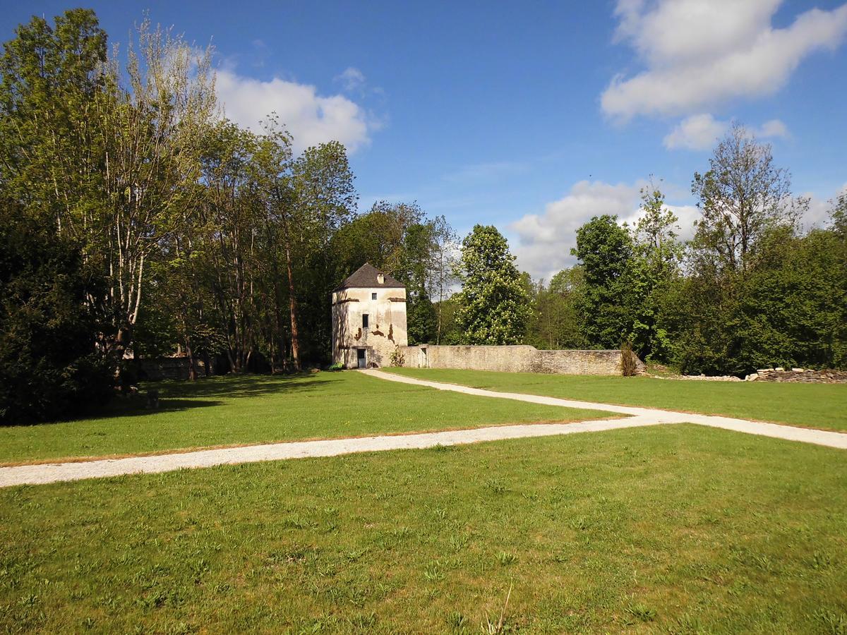 Le Prieure Hotel Noyers-sur-Serein Buitenkant foto