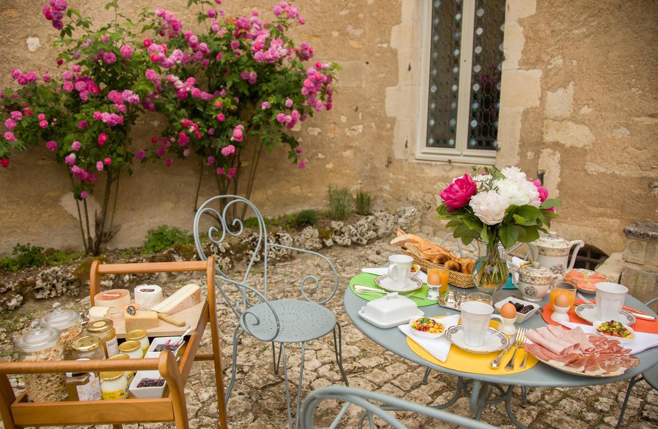 Le Prieure Hotel Noyers-sur-Serein Buitenkant foto