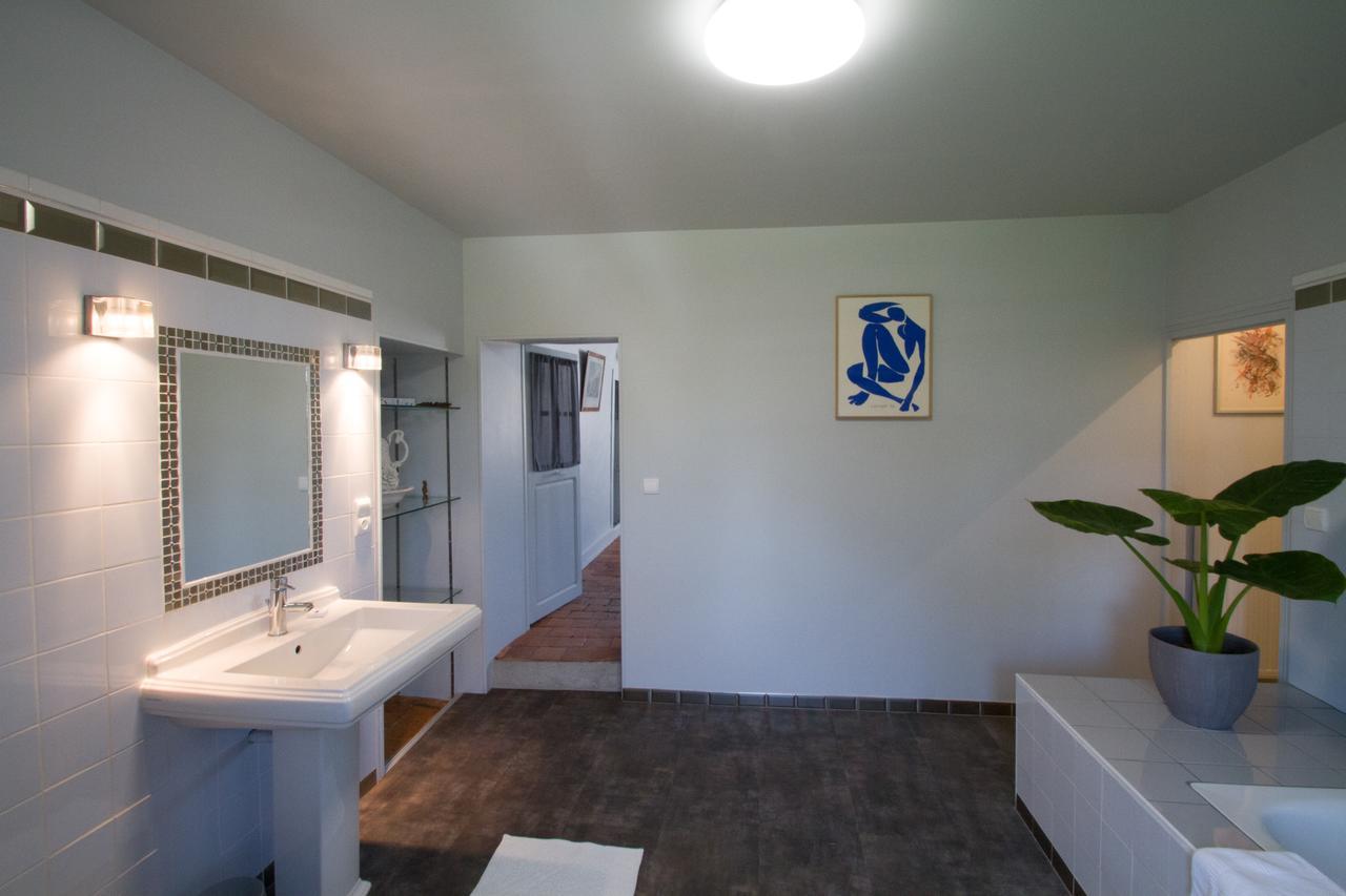 Le Prieure Hotel Noyers-sur-Serein Buitenkant foto
